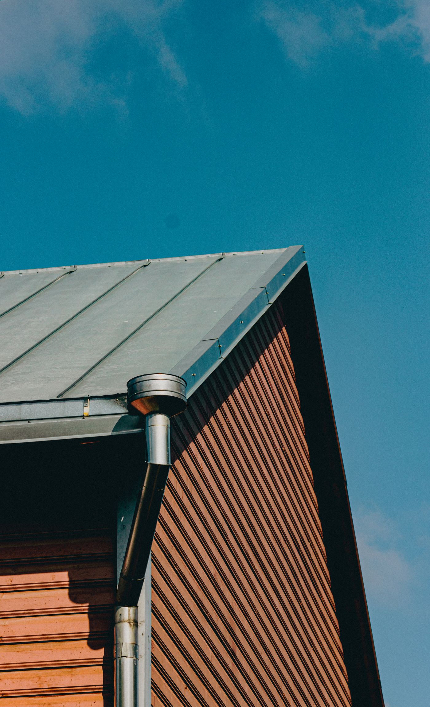 Roof edge with fascia, a gutter and a downspout
